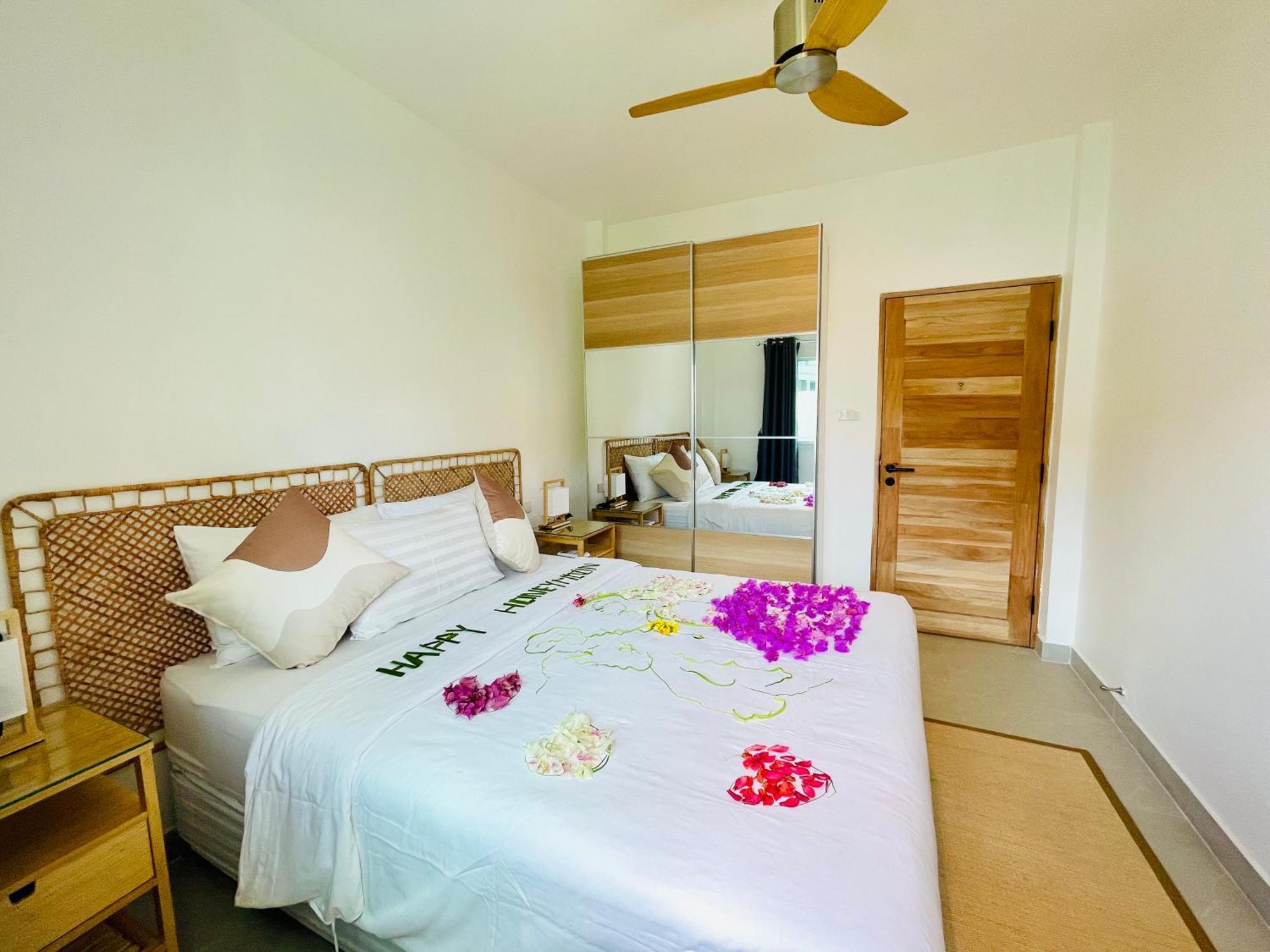 Baan Saint-Tropez Seaview Villas Kata Beach Exterior photo